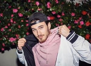 娱乐圈吃瓜博主敲锤男,吃瓜博主敲锤某男生，真相令人震惊！